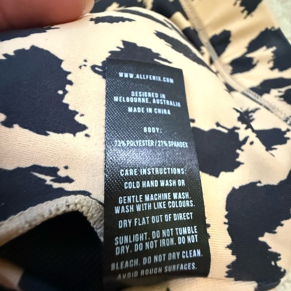 Chic Leopard Print Sports Bra - Picture 6 of 6